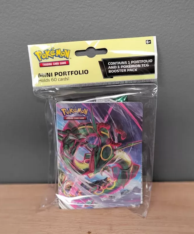 Pokémon TCG: Sword & Shield: Evolving Skies – Mini Portfolio & Booster